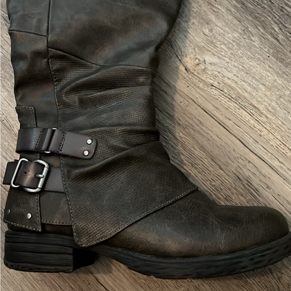 Women’s boots. Hardly worn.